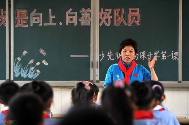 而今天，当徐克将镜头对准“为国为民”的核心命题，当下的观众既怀念郭靖的质朴底色，又期待看到角色的层次与成长：他不必是天生的圣人，却要在抉择中显露出“侠”的基因；不必刻意扮憨，