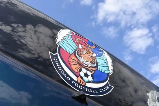 这部改编自同名话剧的作品，讲述民国初年京城戏班里发生的荒诞故事。